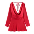 Vista detallada del mini vestido de satén rojo con escote drapeado y espalda abierta - XS / Vestidos / Rojo