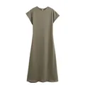 Vista detallada de este elegante vestido midi de satén sin mangas en verde salvia con textura - S / Vestidos / Verde Té