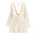Vista detallada del elegante vestido de satén crema con cuello de capucha y espalda - XS / Vestidos / Beige