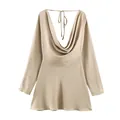 Primer plano de un elegante vestido de satén champán con espalda drapeada sexy - XS / Vestidos / Caqui