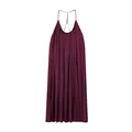 Vue détaillée d'une élégante robe dos nu bordeaux profond en satin soyeux drapé - XS / Robes / Bordeaux