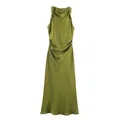 Elegante olijfgroene satijnen mouwloze jurk met gedrapeerde halslijn en zijrimpeling. - Groen
