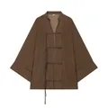 Dettaglio di una camicia marrone a maniche lunghe con chiusure a nodo tradizionali - Top / Marrone / XS