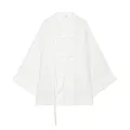 Primo piano di una camicia bianca a maniche lunghe con tradizionali bottoni a nodo - Top / Bianco / XS