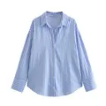 Detalle frontal de una camisa de satén para mujer con rayas verticales azules y blancas. - XS / Tops / A Rayas Azul