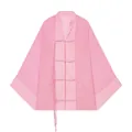 Vooraanzicht van een lichtroze blouse met lange mouwen, elegante knoopsluitingen en drapering. - Roze