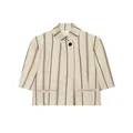 Détail d'un blazer d'été court à rayures avec col montant et fermeture à bouton unique - XS / Hauts / Gris
