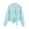 Modische mintgrüne Polka-Dot-Hemdjacke mit Bindegürtel und zwei Brusttaschen - XS / Oberteile / Blauer Punkt