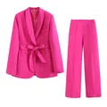 Vue détaillée du blazer fuchsia élégant et de l'ensemble pantalon large assorti - XS / Haut Et Bas / Rose rouge