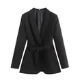 Detailansicht eines schwarzen Blazers mit schicker Taillenschleife und Schalkragen - XS / Oberteile / Schwarz