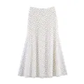 Détail d'une jupe midi élégante en tulle blanc avec un motif à pois classique pour l'été - S / Bas / Jupe à Pois Blanc
