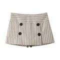 Detailansicht eines gestreiften Mini-Skorts mit hoher Taille und schwarzen Zierknöpfen - XS / Unterteile / Gestreift