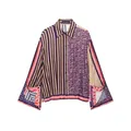 Vista dettagliata della camicia ampia da donna con vivaci motivi patchwork colorati - XS / Top