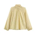 Detail einer eleganten creme-farbenen Langarmbluse mit braunem Polka-Dot-Muster - XS / Oberteile / Gelb Gepunktet