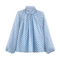 Elegante hellblaue Langarmbluse mit klassischen schwarzen Punkten und Stehkragen - XS / Oberteile / Blau gepunktet