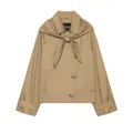 Detailansicht eines khakifarbenen Kurzmantels mit elegantem Halstuch und Knopfverschluss - XS / Oberteile / Khaki