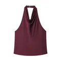 Vista frontal del elegante top de satén burdeos con cuello halter y escote desbocado - Burdeos