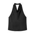 Detalle de un elegante top de satén negro con cuello halter y sofisticado escote drapeado - Negro