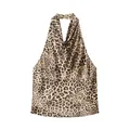 Vista detallada del top halter de satén con estampado de leopardo y cuello drapeado. - Estampado de leopardo