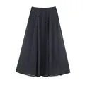Nahaufnahme eines eleganten schwarzen Midirocks in A-Linie mit klassischem weißem Punktemuster - XS / Unterteile / Marineblau