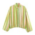 Vista frontal de una chaqueta ligera de rayas para mujer en tonos verde y beige - XS / Top (XX12636) / Franja Verde