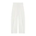 Vista detallada de pantalones de globo blancos de talle alto con elegantes pliegues frontales - XS / Bottoms / Blanco