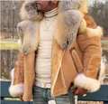 Detail van heren imitatiesuède lammycoat met een zware kraag van imitatiebont - S / Tops / Khaki