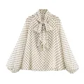Elegante cremefarbene Polka-Dot-Bluse mit Schluppenkragen und langen Ballonärmeln - XS / Oberteile / Beige Gepunktet