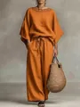 Elegantes orangefarbenes Baumwoll-Leinen-Set mit Spitzenkragen und weiter Hose. - Orangerot
