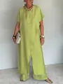 Elegante set due pezzi verde asimmetrico stile lino indossato da una modella in posa - Taglia S / Parte Superiore e Parte Inferiore / Verde matcha