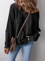 Detail eines lässigen schwarzen Sweatshirts mit sichtbaren Nähten und Waffelstruktur. - S / Oberteile / Schwarz