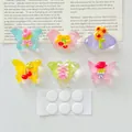Gros plan de breloques papillon en résine avec six pastilles adhésives pour le DIY. - Style Adhésif (Sans Carte d'En-tête) / Lot de 6 / Fleur de Papillon Lumineuse