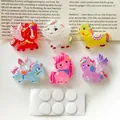 Detalle de seis dijes de poni de resina de colores y puntos adhesivos para manualidades - Juego de Pony Volador Sin Rastro/6 Piezas (Sin Tarjeta)