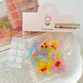 Un lot de breloques fleurs en résine phosphorescentes dans un emballage cadeau - Style Adhésif (Avec Carte d'En-tête) / Lot de 6 / Fleur de Papillon Lumineuse