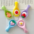 Gros plan de pendentifs cuillères en résine colorée avec mini-aliments pour le DIY - Style Adhésif (Sans Carte d'En-tête) / Lot de 5 / Multicolore