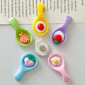 Gros plan de breloques cuillères en résine avec nourriture miniature pour aimants DIY - Type Magnétique (Sans Carte de Tête) / Lot de 5 / Multicolore