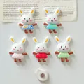 Detailansicht süßer Kaninchen-Kühlschrankmagnete aus Harz mit Outfits und Magnetrückseite - Ohne Header-Karte / Magnetisches Modell / 5 Stück