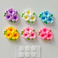 Lot de six breloques fleurs en résine colorées et brillantes avec points adhésifs pour DIY. - Style Adhésif (Sans Carte d'En-tête) / Lot de 6