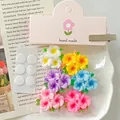 Gros plan de breloques fleurs en résine 3D colorées avec feuilles pour accessoires DIY faits main - Style Adhésif (Avec Carte d'En-tête) / Lot de 6