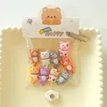 Vue détaillée de breloques chat en résine colorée dans un emballage décoratif pour le DIY - Avec Carte d'En-tête / Magnétique / Ensemble de 9 Pièces