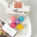 Primo piano di fiori in resina colorati per forcine e cover per cellulari fai-da-te - Stile Senza Tracce - Con Scheda di Intestazione / 5 Pezzi