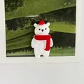 Primo piano di un ciondolo orso polare bianco con sciarpa rossa per decorazioni fai-da-te - Orso Polare con Sciarpa