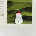 Ciondolo pupazzo di neve in resina con cappello rosso e sciarpa blu per gioielli - Pupazzo di Neve con Sciarpa Blu