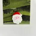 Primo piano di un ciondolo di Babbo Natale per accessori per cover del telefono e gioielli DIY - Babbo Natale