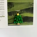 Primo piano dettagliato di un ciondolo ad albero di Natale in resina verde per gioielli DIY - Albero di Natale