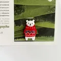 Dettaglio di una simpatica statuina di orso polare con un maglione natalizio rosso - Orso con Maglione