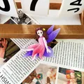 Primer plano de una linda pinza para el pelo de hada de resina con alas lilas y rosas - Púrpura