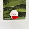 Macro di un simpatico ciondolo a forma di Babbo Natale per accessori fai da te e cover - Babbo Natale con Barba Corta