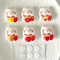 Set di 6 ciondoli Maneki-neko con scritte portafortuna e 6 dischetti adesivi. - Set Gatto della Fortuna Adesivo (Senza Cartone) / Set da 6 / Bianco