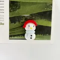 Dettaglio di un simpatico ciondolo pupazzo di neve in resina per custodie fai-da-te - Pupazzo di Neve con Cappello Rosso